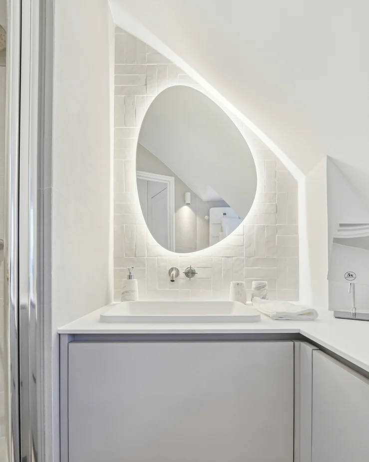 A Turnkey Apartment Renovation with a Calm and Contemporary Interior