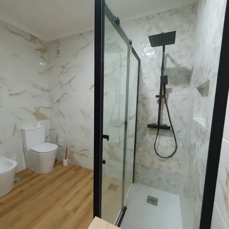 Modern Bathroom Renovation with Marble-Effect Tiles & Black Accents